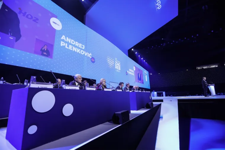 Pučani i službeno za novog &scaron;efa izabrali Tuska, u Zagrebu govorile Merkel, von der Leyen...