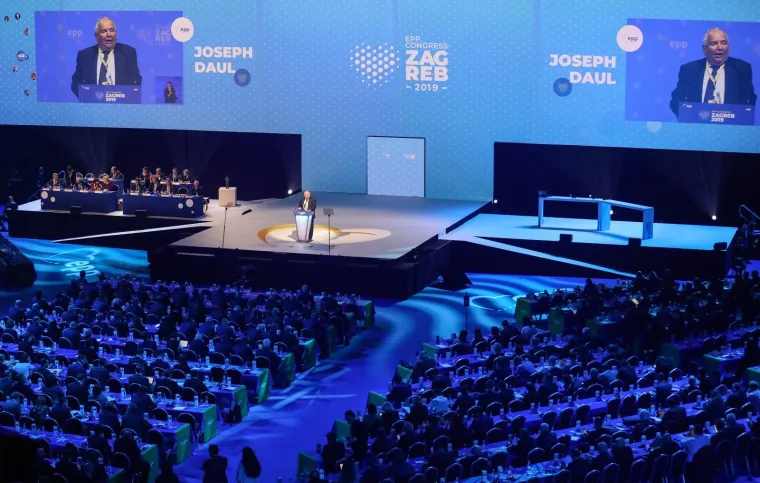 Pučani i službeno za novog &scaron;efa izabrali Tuska, u Zagrebu govorile Merkel, von der Leyen...