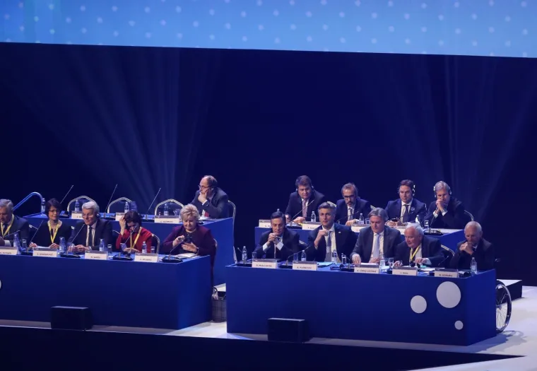 Pučani i službeno za novog &scaron;efa izabrali Tuska, u Zagrebu govorile Merkel, von der Leyen...