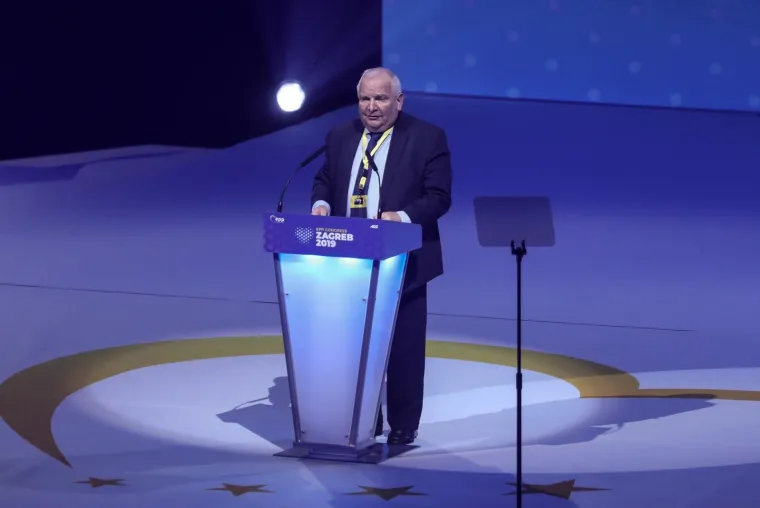 Pučani i službeno za novog &scaron;efa izabrali Tuska, u Zagrebu govorile Merkel, von der Leyen...