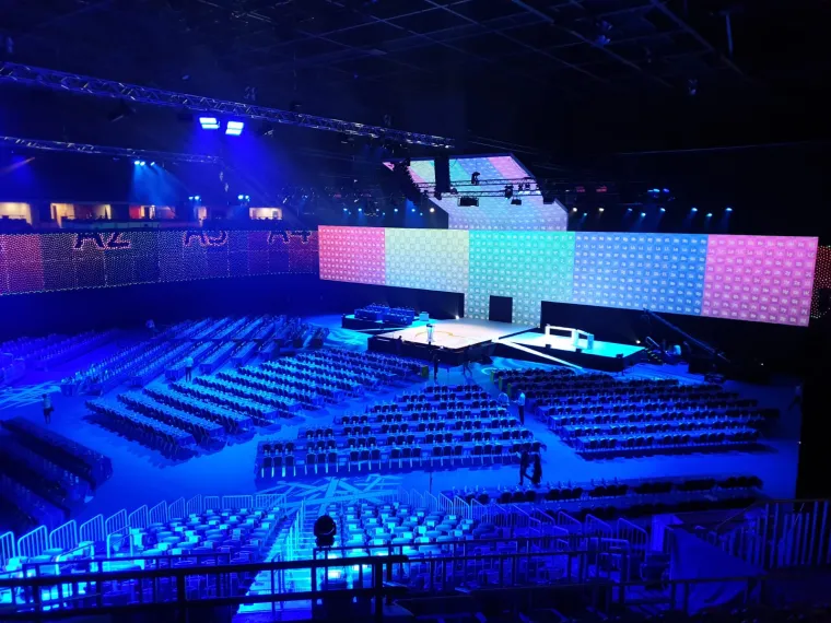 Sve je spremno za početak! Pogledajte kako je uređena dvorana za Kongres pučana u Areni