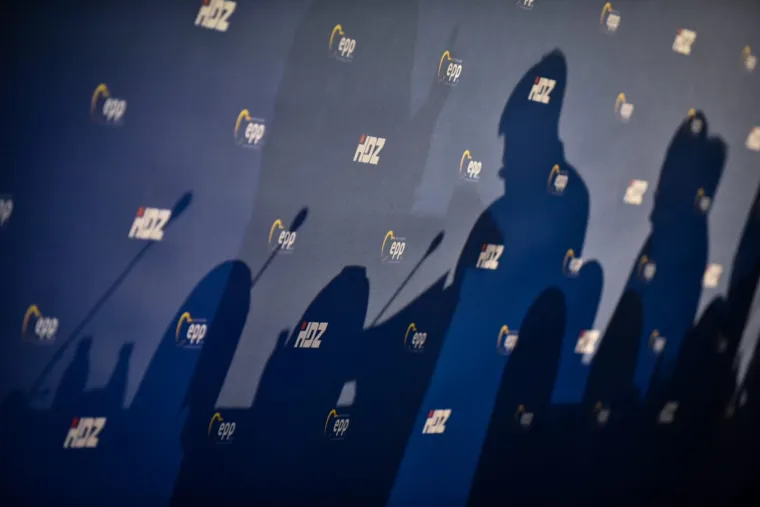 Sve je spremno za početak! Pogledajte kako je uređena dvorana za Kongres pučana u Areni