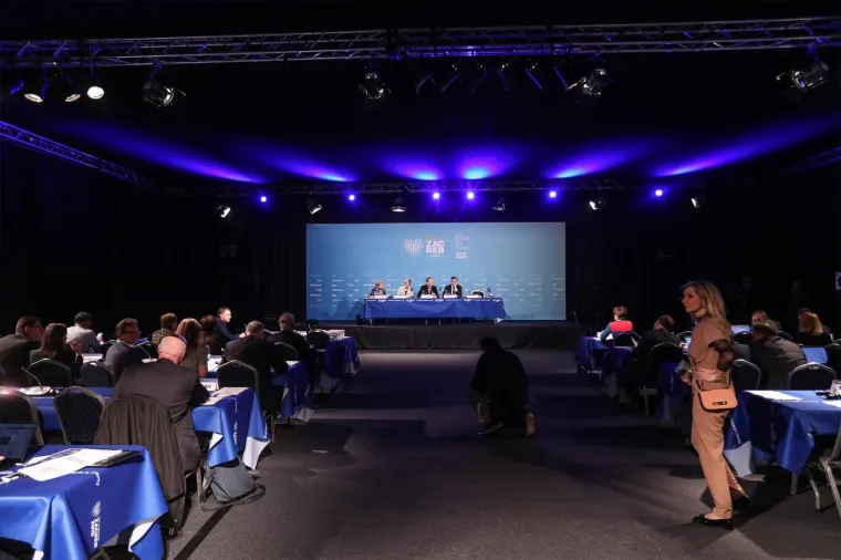 Sve je spremno za početak! Pogledajte kako je uređena dvorana za Kongres pučana u Areni