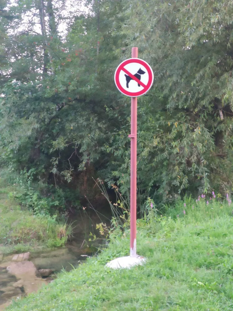Smetaju mu psi, ali ne i smeće: Tko je postavio znak uz obalu Mrežnice?