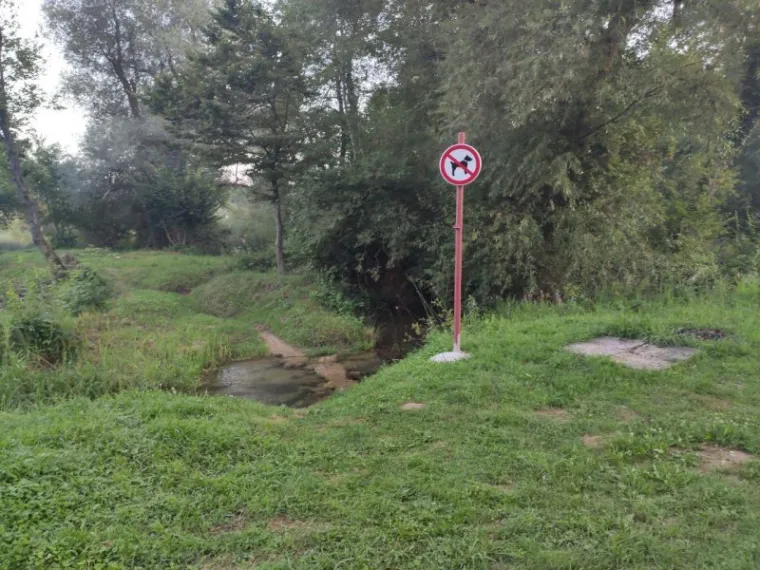 Smetaju mu psi, ali ne i smeće: Tko je postavio znak uz obalu Mrežnice?