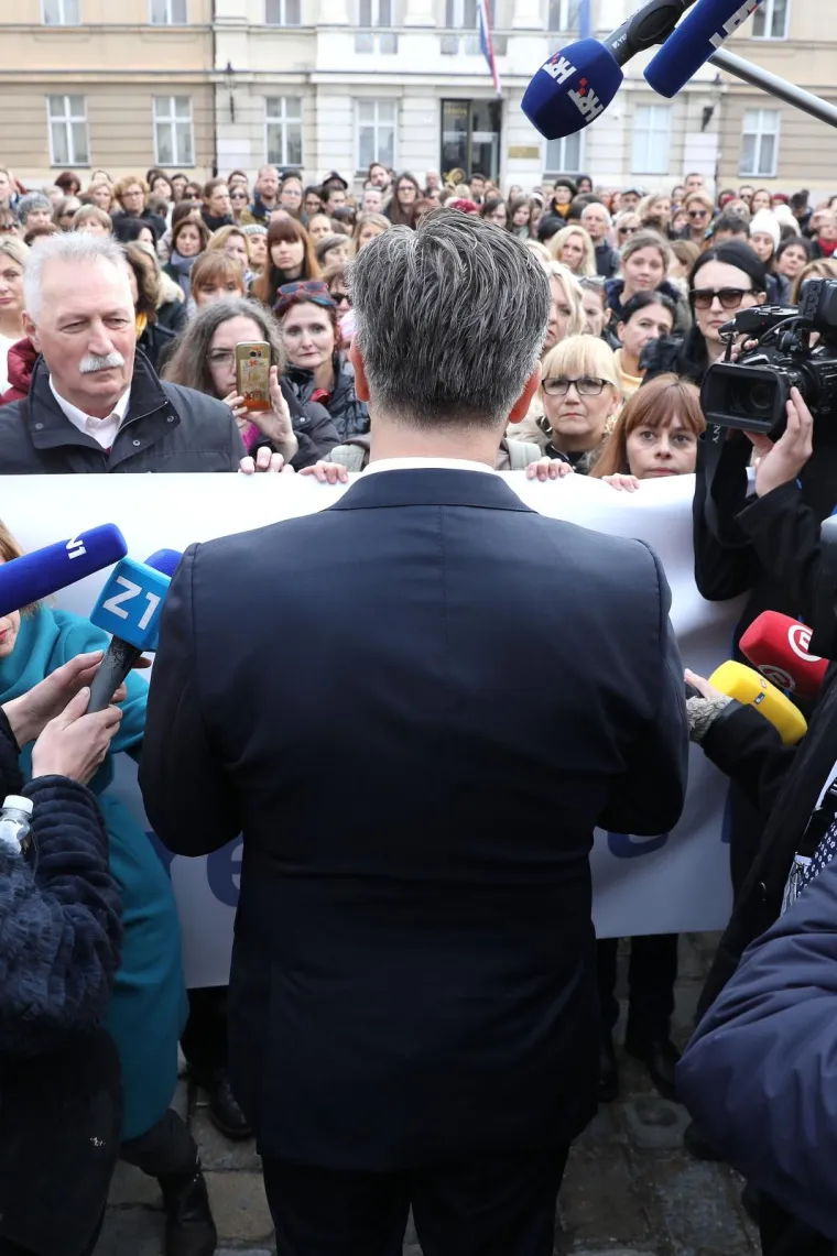 Premijer iznenada izašao pred prosvjetare: 'Bitno je da svi skupa znate...' Oni mu pred nos podigli transparent!