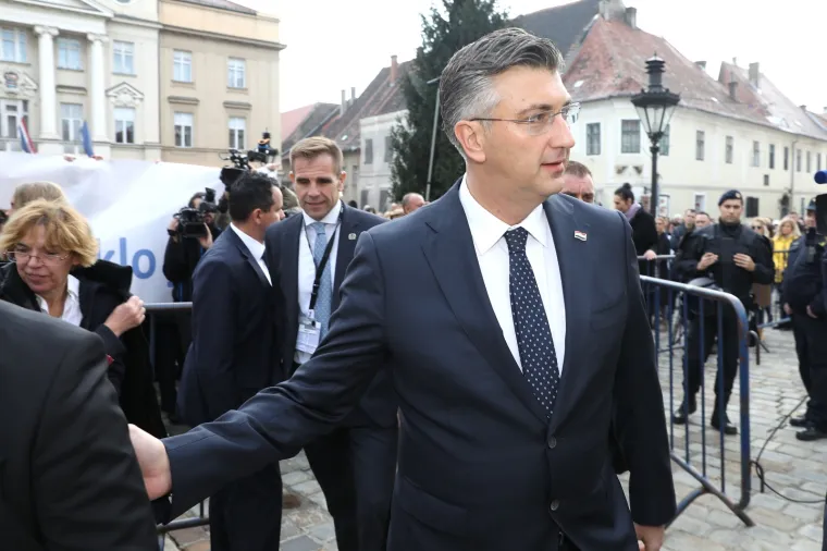 Premijer iznenada izašao pred prosvjetare: 'Bitno je da svi skupa znate...' Oni mu pred nos podigli transparent!