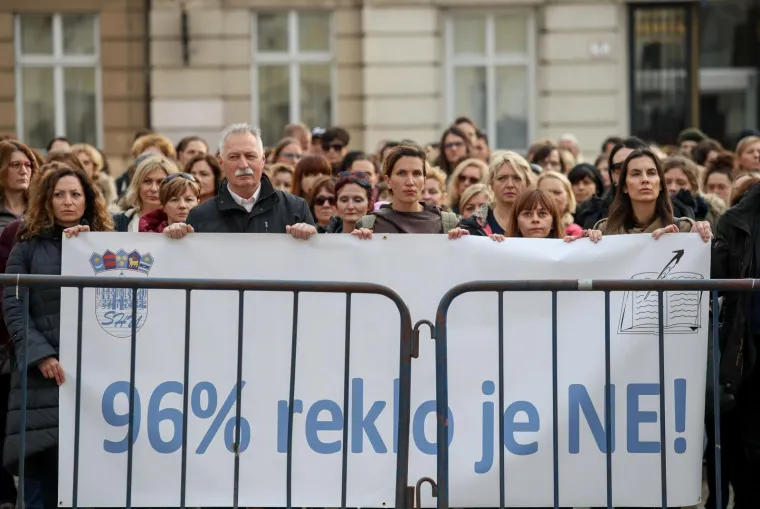 Premijer iznenada izašao pred prosvjetare: 'Bitno je da svi skupa znate...' Oni mu pred nos podigli transparent!