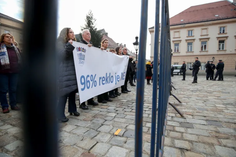 Premijer iznenada izašao pred prosvjetare: 'Bitno je da svi skupa znate...' Oni mu pred nos podigli transparent!