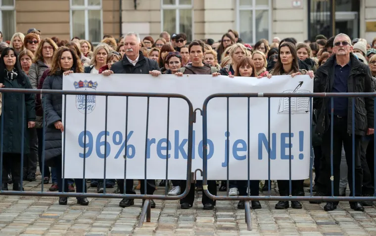 Premijer iznenada izašao pred prosvjetare: 'Bitno je da svi skupa znate...' Oni mu pred nos podigli transparent!