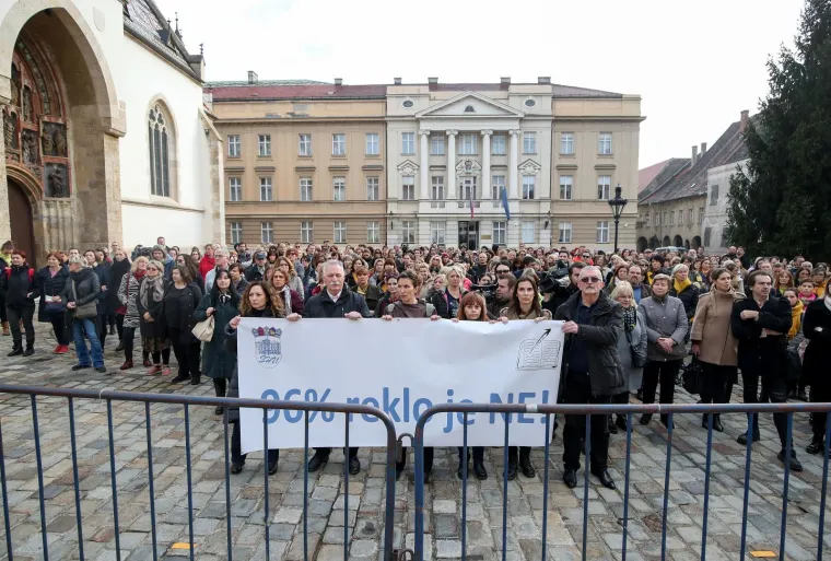 Premijer iznenada izašao pred prosvjetare: 'Bitno je da svi skupa znate...' Oni mu pred nos podigli transparent!