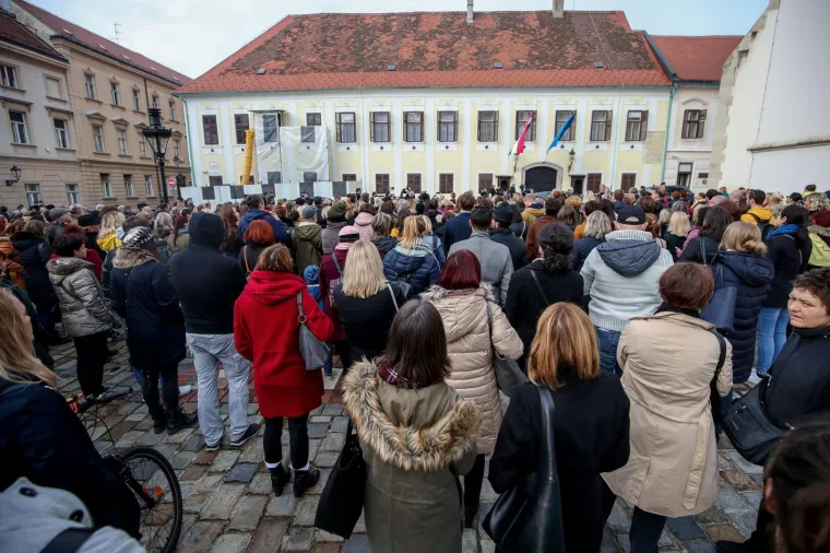 Premijer iznenada izašao pred prosvjetare: 'Bitno je da svi skupa znate...' Oni mu pred nos podigli transparent!