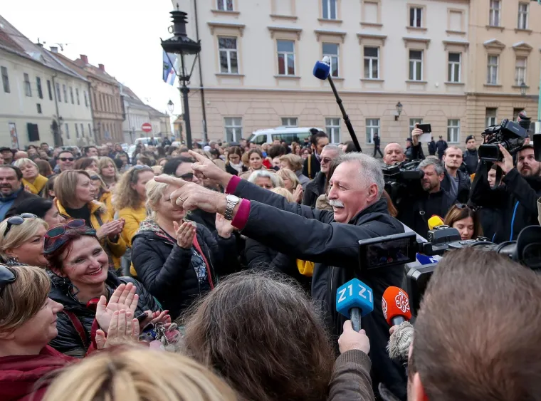 Premijer iznenada izašao pred prosvjetare: 'Bitno je da svi skupa znate...' Oni mu pred nos podigli transparent!