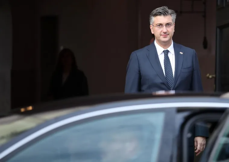 Premijer iznenada izašao pred prosvjetare: 'Bitno je da svi skupa znate...' Oni mu pred nos podigli transparent!