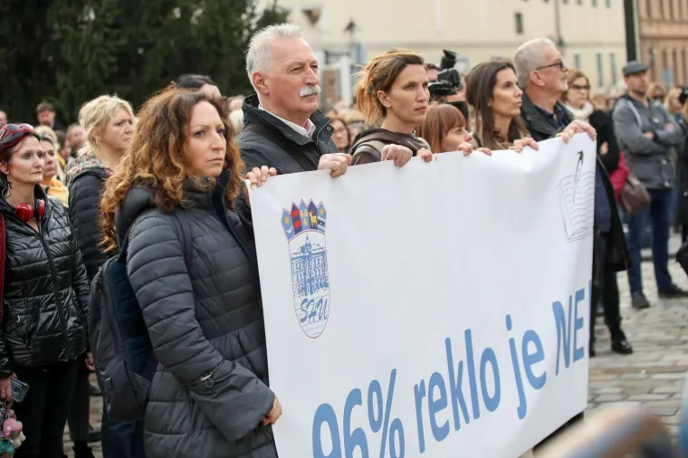 Premijer iznenada izašao pred prosvjetare: 'Bitno je da svi skupa znate...' Oni mu pred nos podigli transparent!