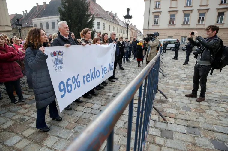 Premijer iznenada izašao pred prosvjetare: 'Bitno je da svi skupa znate...' Oni mu pred nos podigli transparent!