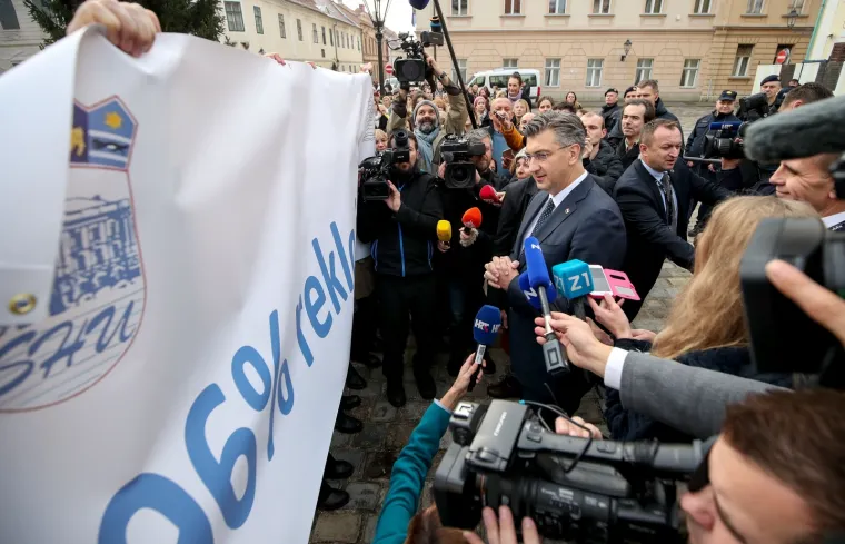 Premijer iznenada iza&scaron;ao pred prosvjetare: 'Bitno je da svi skupa znate...' Oni mu pred nos podigli transparent!