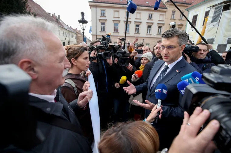 Premijer iznenada iza&scaron;ao pred prosvjetare: 'Bitno je da svi skupa znate...' Oni mu pred nos podigli transparent!