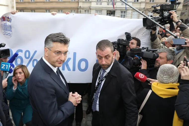 Premijer iznenada iza&scaron;ao pred prosvjetare: 'Bitno je da svi skupa znate...' Oni mu pred nos podigli transparent!