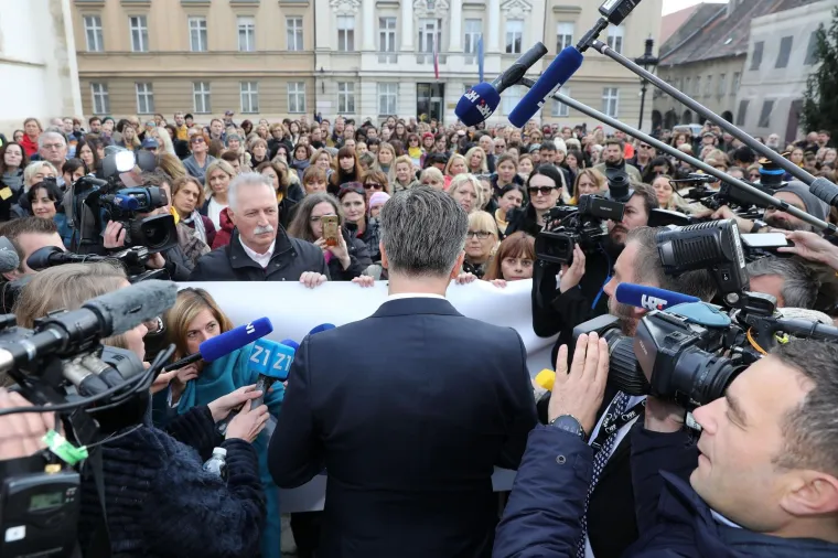 Premijer iznenada iza&scaron;ao pred prosvjetare: 'Bitno je da svi skupa znate...' Oni mu pred nos podigli transparent!