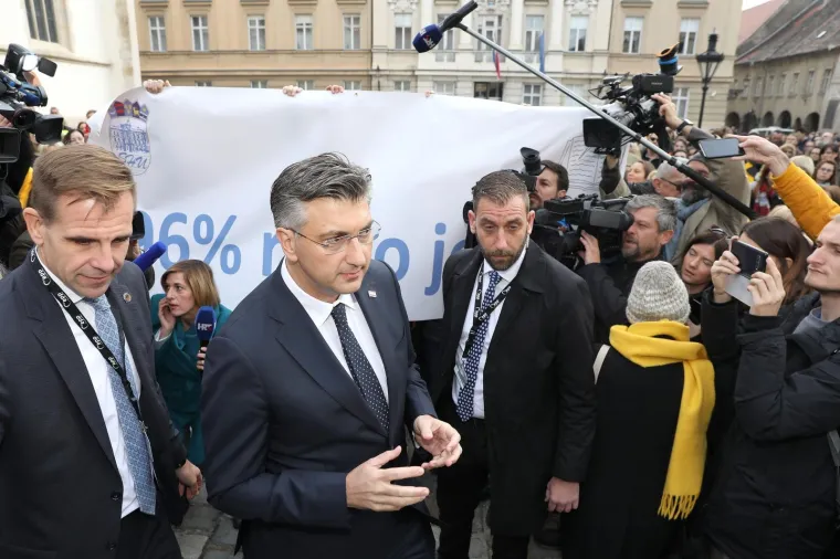 Premijer iznenada iza&scaron;ao pred prosvjetare: 'Bitno je da svi skupa znate...' Oni mu pred nos podigli transparent!