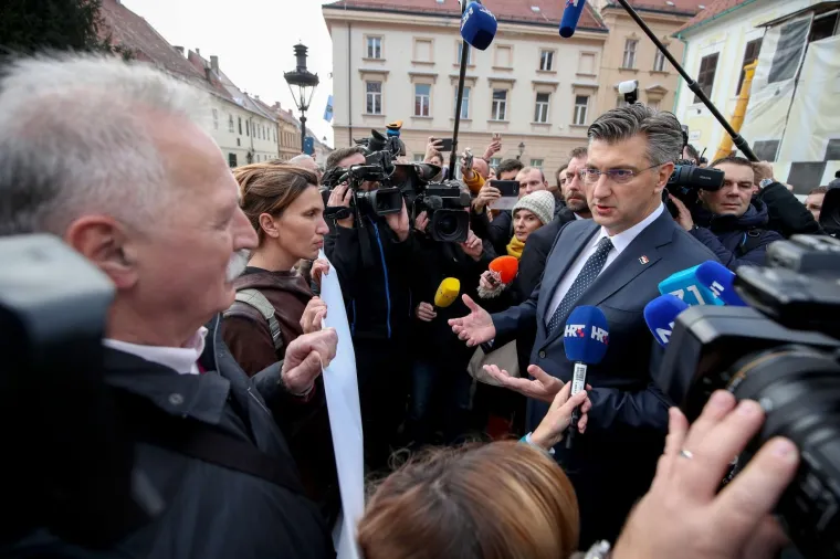 21.11.2019.,  Zagreb, Markov trg - Prosvjed sindikata školstva,  Sindikat hrvatskih učitelja i Nezavisni sindikat zaposlenih u Srednjim školama Hrvatske održao je "Prosvjed šutnje“. Tristotinjak prosvjednika nosilo  je transparent s porukom Vladi RH u tišini.  Okupljenim prosvjednicima na čelu sa Branimirom Mihalinecom  obratio se predsjednik Vlade Andrej Plenković.