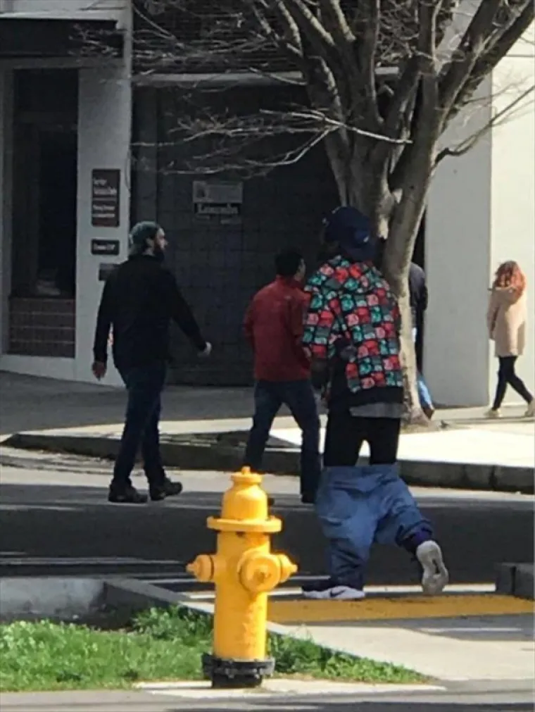 TKO IH JE PUSTIO DA OVAKVI IZAĐU IZ KUĆE? Modne kombinacije od kojih je i najhrabrijima lo&scaron;e