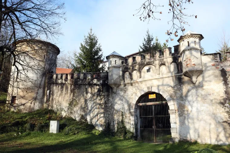 Stari grad Bosiljevo kojeg su izgradili knezovi Frankopani i bili vlasnici do poznate urote 1671. godine, kada je konfisciran i opljačkan. Od tada je jedan od najljepših dvoraca u Hrvatskoj promijenio brojne vlasnike uključujući i i posljednjeg, Sinišu Križanća koji ga je imao u koncesiji na 99 godina no izgubio jer nije napravio ništa. Dvorac je sada u vlasnistvu Republike Hrvatske i iz godine u godinu propada, kroz desetljeća su u dvorcu razbijeni prozori, ukradene brojne vrijedne umjetnine, namještaj, skulpture, čak i kamene ograde. Dvorac je uključen u program Dodiri civilizacije kroz koji općina Bosiljevo koja ga je dobila na uporabu održava.