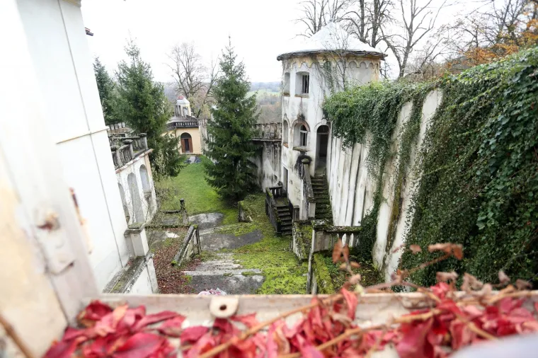 Stari grad Bosiljevo kojeg su izgradili knezovi Frankopani i bili vlasnici do poznate urote 1671. godine, kada je konfisciran i opljačkan. Od tada je jedan od najljepših dvoraca u Hrvatskoj promijenio brojne vlasnike uključujući i i posljednjeg, Sinišu Križanća koji ga je imao u koncesiji na 99 godina no izgubio jer nije napravio ništa. Dvorac je sada u vlasnistvu Republike Hrvatske i iz godine u godinu propada, kroz desetljeća su u dvorcu razbijeni prozori, ukradene brojne vrijedne umjetnine, namještaj, skulpture, čak i kamene ograde. Dvorac je uključen u program Dodiri civilizacije kroz koji općina Bosiljevo koja ga je dobila na uporabu održava.