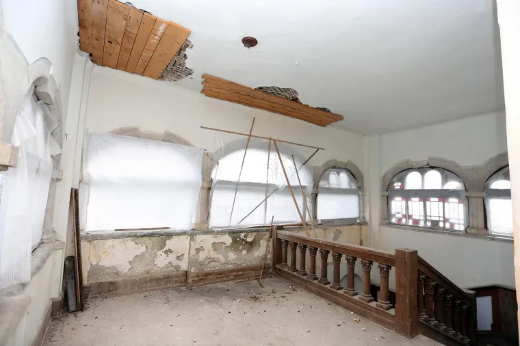 Stari grad Bosiljevo kojeg su izgradili knezovi Frankopani i bili vlasnici do poznate urote 1671. godine, kada je konfisciran i opljačkan. Od tada je jedan od najljepših dvoraca u Hrvatskoj promijenio brojne vlasnike uključujući i i posljednjeg, Sinišu Križanća koji ga je imao u koncesiji na 99 godina no izgubio jer nije napravio ništa. Dvorac je sada u vlasnistvu Republike Hrvatske i iz godine u godinu propada, kroz desetljeća su u dvorcu razbijeni prozori, ukradene brojne vrijedne umjetnine, namještaj, skulpture, čak i kamene ograde. Dvorac je uključen u program Dodiri civilizacije kroz koji općina Bosiljevo koja ga je dobila na uporabu održava.