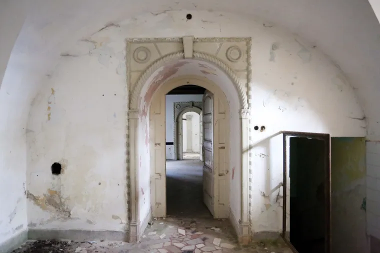 Stari grad Bosiljevo kojeg su izgradili knezovi Frankopani i bili vlasnici do poznate urote 1671. godine, kada je konfisciran i opljačkan. Od tada je jedan od najljepših dvoraca u Hrvatskoj promijenio brojne vlasnike uključujući i i posljednjeg, Sinišu Križanća koji ga je imao u koncesiji na 99 godina no izgubio jer nije napravio ništa. Dvorac je sada u vlasnistvu Republike Hrvatske i iz godine u godinu propada, kroz desetljeća su u dvorcu razbijeni prozori, ukradene brojne vrijedne umjetnine, namještaj, skulpture, čak i kamene ograde. Dvorac je uključen u program Dodiri civilizacije kroz koji općina Bosiljevo koja ga je dobila na uporabu održava.