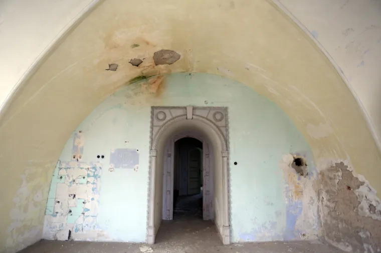Stari grad Bosiljevo kojeg su izgradili knezovi Frankopani i bili vlasnici do poznate urote 1671. godine, kada je konfisciran i opljačkan. Od tada je jedan od najljepših dvoraca u Hrvatskoj promijenio brojne vlasnike uključujući i i posljednjeg, Sinišu Križanća koji ga je imao u koncesiji na 99 godina no izgubio jer nije napravio ništa. Dvorac je sada u vlasnistvu Republike Hrvatske i iz godine u godinu propada, kroz desetljeća su u dvorcu razbijeni prozori, ukradene brojne vrijedne umjetnine, namještaj, skulpture, čak i kamene ograde. Dvorac je uključen u program Dodiri civilizacije kroz koji općina Bosiljevo koja ga je dobila na uporabu održava.