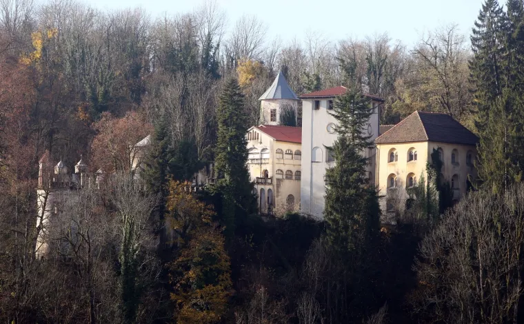 Stari grad Bosiljevo kojeg su izgradili knezovi Frankopani i bili vlasnici do poznate urote 1671. godine, kada je konfisciran i opljačkan. Od tada je jedan od najljepših dvoraca u Hrvatskoj promijenio brojne vlasnike uključujući i i posljednjeg, Sinišu Križanća koji ga je imao u koncesiji na 99 godina no izgubio jer nije napravio ništa. Dvorac je sada u vlasnistvu Republike Hrvatske i iz godine u godinu propada, kroz desetljeća su u dvorcu razbijeni prozori, ukradene brojne vrijedne umjetnine, namještaj, skulpture, čak i kamene ograde. Dvorac je uključen u program Dodiri civilizacije kroz koji općina Bosiljevo koja ga je dobila na uporabu održava.