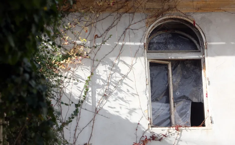 Stari grad Bosiljevo kojeg su izgradili knezovi Frankopani i bili vlasnici do poznate urote 1671. godine, kada je konfisciran i opljačkan. Od tada je jedan od najljepših dvoraca u Hrvatskoj promijenio brojne vlasnike uključujući i i posljednjeg, Sinišu Križanća koji ga je imao u koncesiji na 99 godina no izgubio jer nije napravio ništa. Dvorac je sada u vlasnistvu Republike Hrvatske i iz godine u godinu propada, kroz desetljeća su u dvorcu razbijeni prozori, ukradene brojne vrijedne umjetnine, namještaj, skulpture, čak i kamene ograde. Dvorac je uključen u program Dodiri civilizacije kroz koji općina Bosiljevo koja ga je dobila na uporabu održava.