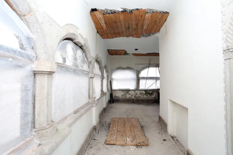Stari grad Bosiljevo kojeg su izgradili knezovi Frankopani i bili vlasnici do poznate urote 1671. godine, kada je konfisciran i opljačkan. Od tada je jedan od najljepših dvoraca u Hrvatskoj promijenio brojne vlasnike uključujući i i posljednjeg, Sinišu Križanća koji ga je imao u koncesiji na 99 godina no izgubio jer nije napravio ništa. Dvorac je sada u vlasnistvu Republike Hrvatske i iz godine u godinu propada, kroz desetljeća su u dvorcu razbijeni prozori, ukradene brojne vrijedne umjetnine, namještaj, skulpture, čak i kamene ograde. Dvorac je uključen u program Dodiri civilizacije kroz koji općina Bosiljevo koja ga je dobila na uporabu održava.