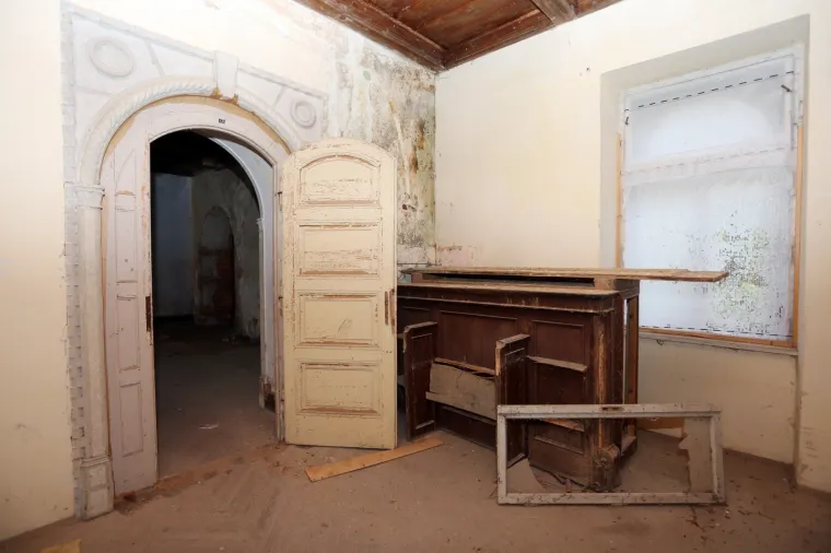 Stari grad Bosiljevo kojeg su izgradili knezovi Frankopani i bili vlasnici do poznate urote 1671. godine, kada je konfisciran i opljačkan. Od tada je jedan od najljepših dvoraca u Hrvatskoj promijenio brojne vlasnike uključujući i i posljednjeg, Sinišu Križanća koji ga je imao u koncesiji na 99 godina no izgubio jer nije napravio ništa. Dvorac je sada u vlasnistvu Republike Hrvatske i iz godine u godinu propada, kroz desetljeća su u dvorcu razbijeni prozori, ukradene brojne vrijedne umjetnine, namještaj, skulpture, čak i kamene ograde. Dvorac je uključen u program Dodiri civilizacije kroz koji općina Bosiljevo koja ga je dobila na uporabu održava.