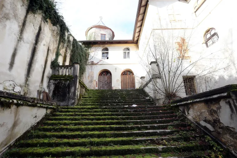 Stari grad Bosiljevo kojeg su izgradili knezovi Frankopani i bili vlasnici do poznate urote 1671. godine, kada je konfisciran i opljačkan. Od tada je jedan od najljepših dvoraca u Hrvatskoj promijenio brojne vlasnike uključujući i i posljednjeg, Sinišu Križanća koji ga je imao u koncesiji na 99 godina no izgubio jer nije napravio ništa. Dvorac je sada u vlasnistvu Republike Hrvatske i iz godine u godinu propada, kroz desetljeća su u dvorcu razbijeni prozori, ukradene brojne vrijedne umjetnine, namještaj, skulpture, čak i kamene ograde. Dvorac je uključen u program Dodiri civilizacije kroz koji općina Bosiljevo koja ga je dobila na uporabu održava.
