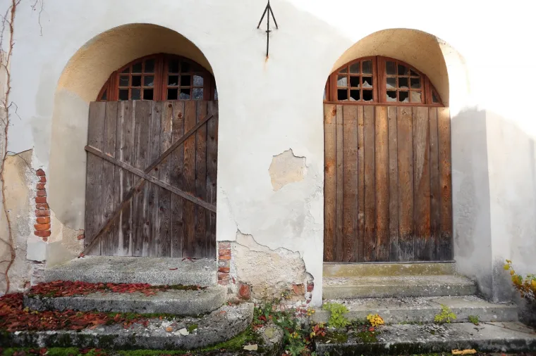 Stari grad Bosiljevo kojeg su izgradili knezovi Frankopani i bili vlasnici do poznate urote 1671. godine, kada je konfisciran i opljačkan. Od tada je jedan od najljep&scaron;ih dvoraca u Hrvatskoj promijenio brojne vlasnike uključujući i i posljednjeg, Sini&scaron;u Križanća koji ga je imao u koncesiji na 99 godina no izgubio jer nije napravio ni&scaron;ta. Dvorac je sada u vlasnistvu Republike Hrvatske i iz godine u godinu propada, kroz desetljeća su u dvorcu razbijeni prozori, ukradene brojne vrijedne umjetnine, namje&scaron;taj, skulpture, čak i kamene ograde. Dvorac je uključen u program Dodiri civilizacije kroz koji općina Bosiljevo koja ga je dobila na uporabu održava.