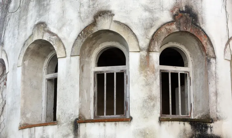 Stari grad Bosiljevo kojeg su izgradili knezovi Frankopani i bili vlasnici do poznate urote 1671. godine, kada je konfisciran i opljačkan. Od tada je jedan od najljep&scaron;ih dvoraca u Hrvatskoj promijenio brojne vlasnike uključujući i i posljednjeg, Sini&scaron;u Križanća koji ga je imao u koncesiji na 99 godina no izgubio jer nije napravio ni&scaron;ta. Dvorac je sada u vlasnistvu Republike Hrvatske i iz godine u godinu propada, kroz desetljeća su u dvorcu razbijeni prozori, ukradene brojne vrijedne umjetnine, namje&scaron;taj, skulpture, čak i kamene ograde. Dvorac je uključen u program Dodiri civilizacije kroz koji općina Bosiljevo koja ga je dobila na uporabu održava.