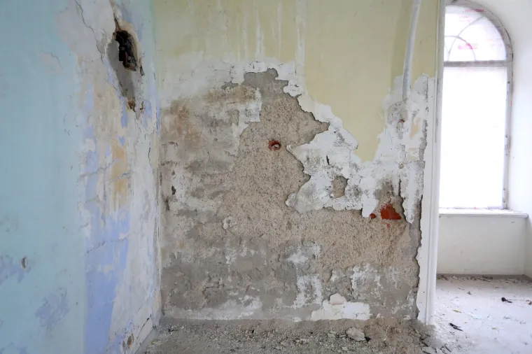 Stari grad Bosiljevo kojeg su izgradili knezovi Frankopani i bili vlasnici do poznate urote 1671. godine, kada je konfisciran i opljačkan. Od tada je jedan od najljep&scaron;ih dvoraca u Hrvatskoj promijenio brojne vlasnike uključujući i i posljednjeg, Sini&scaron;u Križanća koji ga je imao u koncesiji na 99 godina no izgubio jer nije napravio ni&scaron;ta. Dvorac je sada u vlasnistvu Republike Hrvatske i iz godine u godinu propada, kroz desetljeća su u dvorcu razbijeni prozori, ukradene brojne vrijedne umjetnine, namje&scaron;taj, skulpture, čak i kamene ograde. Dvorac je uključen u program Dodiri civilizacije kroz koji općina Bosiljevo koja ga je dobila na uporabu održava.