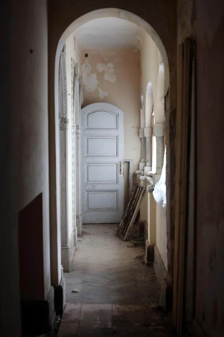 Stari grad Bosiljevo kojeg su izgradili knezovi Frankopani i bili vlasnici do poznate urote 1671. godine, kada je konfisciran i opljačkan. Od tada je jedan od najljep&scaron;ih dvoraca u Hrvatskoj promijenio brojne vlasnike uključujući i i posljednjeg, Sini&scaron;u Križanća koji ga je imao u koncesiji na 99 godina no izgubio jer nije napravio ni&scaron;ta. Dvorac je sada u vlasnistvu Republike Hrvatske i iz godine u godinu propada, kroz desetljeća su u dvorcu razbijeni prozori, ukradene brojne vrijedne umjetnine, namje&scaron;taj, skulpture, čak i kamene ograde. Dvorac je uključen u program Dodiri civilizacije kroz koji općina Bosiljevo koja ga je dobila na uporabu održava.