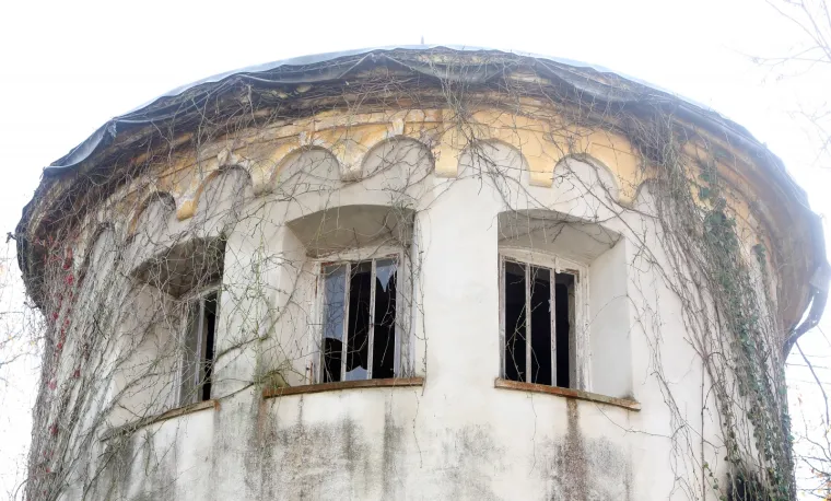 Stari grad Bosiljevo kojeg su izgradili knezovi Frankopani i bili vlasnici do poznate urote 1671. godine, kada je konfisciran i opljačkan. Od tada je jedan od najljep&scaron;ih dvoraca u Hrvatskoj promijenio brojne vlasnike uključujući i i posljednjeg, Sini&scaron;u Križanća koji ga je imao u koncesiji na 99 godina no izgubio jer nije napravio ni&scaron;ta. Dvorac je sada u vlasnistvu Republike Hrvatske i iz godine u godinu propada, kroz desetljeća su u dvorcu razbijeni prozori, ukradene brojne vrijedne umjetnine, namje&scaron;taj, skulpture, čak i kamene ograde. Dvorac je uključen u program Dodiri civilizacije kroz koji općina Bosiljevo koja ga je dobila na uporabu održava.