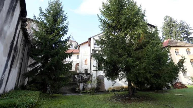 Stari grad Bosiljevo kojeg su izgradili knezovi Frankopani i bili vlasnici do poznate urote 1671. godine, kada je konfisciran i opljačkan. Od tada je jedan od najljep&scaron;ih dvoraca u Hrvatskoj promijenio brojne vlasnike uključujući i i posljednjeg, Sini&scaron;u Križanća koji ga je imao u koncesiji na 99 godina no izgubio jer nije napravio ni&scaron;ta. Dvorac je sada u vlasnistvu Republike Hrvatske i iz godine u godinu propada, kroz desetljeća su u dvorcu razbijeni prozori, ukradene brojne vrijedne umjetnine, namje&scaron;taj, skulpture, čak i kamene ograde. Dvorac je uključen u program Dodiri civilizacije kroz koji općina Bosiljevo koja ga je dobila na uporabu održava.