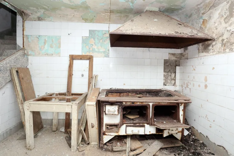 Stari grad Bosiljevo kojeg su izgradili knezovi Frankopani i bili vlasnici do poznate urote 1671. godine, kada je konfisciran i opljačkan. Od tada je jedan od najljep&scaron;ih dvoraca u Hrvatskoj promijenio brojne vlasnike uključujući i i posljednjeg, Sini&scaron;u Križanća koji ga je imao u koncesiji na 99 godina no izgubio jer nije napravio ni&scaron;ta. Dvorac je sada u vlasnistvu Republike Hrvatske i iz godine u godinu propada, kroz desetljeća su u dvorcu razbijeni prozori, ukradene brojne vrijedne umjetnine, namje&scaron;taj, skulpture, čak i kamene ograde. Dvorac je uključen u program Dodiri civilizacije kroz koji općina Bosiljevo koja ga je dobila na uporabu održava.