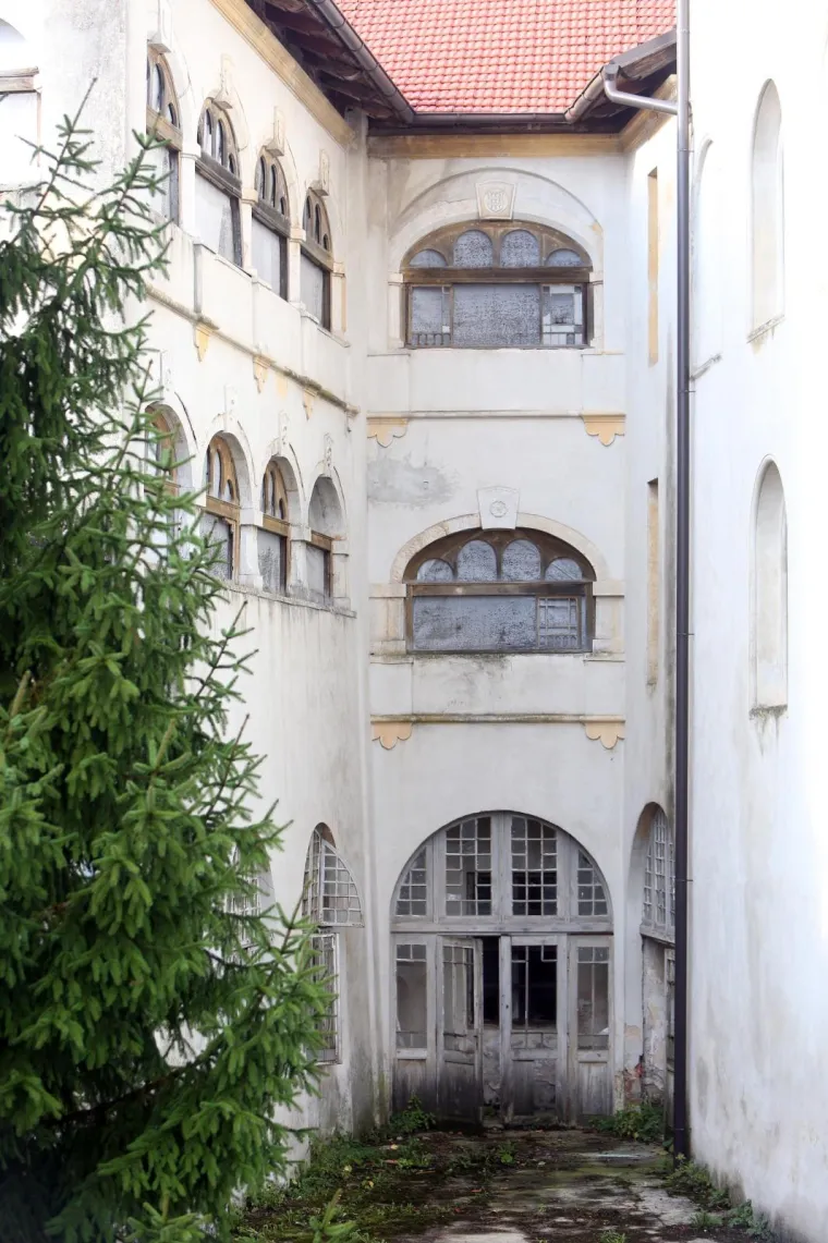 Stari grad Bosiljevo kojeg su izgradili knezovi Frankopani i bili vlasnici do poznate urote 1671. godine, kada je konfisciran i opljačkan. Od tada je jedan od najljep&scaron;ih dvoraca u Hrvatskoj promijenio brojne vlasnike uključujući i i posljednjeg, Sini&scaron;u Križanća koji ga je imao u koncesiji na 99 godina no izgubio jer nije napravio ni&scaron;ta. Dvorac je sada u vlasnistvu Republike Hrvatske i iz godine u godinu propada, kroz desetljeća su u dvorcu razbijeni prozori, ukradene brojne vrijedne umjetnine, namje&scaron;taj, skulpture, čak i kamene ograde. Dvorac je uključen u program Dodiri civilizacije kroz koji općina Bosiljevo koja ga je dobila na uporabu održava.