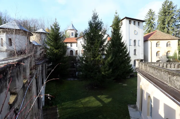 Stari grad Bosiljevo kojeg su izgradili knezovi Frankopani i bili vlasnici do poznate urote 1671. godine, kada je konfisciran i opljačkan. Od tada je jedan od najljep&scaron;ih dvoraca u Hrvatskoj promijenio brojne vlasnike uključujući i i posljednjeg, Sini&scaron;u Križanća koji ga je imao u koncesiji na 99 godina no izgubio jer nije napravio ni&scaron;ta. Dvorac je sada u vlasnistvu Republike Hrvatske i iz godine u godinu propada, kroz desetljeća su u dvorcu razbijeni prozori, ukradene brojne vrijedne umjetnine, namje&scaron;taj, skulpture, čak i kamene ograde. Dvorac je uključen u program Dodiri civilizacije kroz koji općina Bosiljevo koja ga je dobila na uporabu održava.