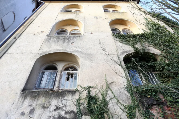 Stari grad Bosiljevo kojeg su izgradili knezovi Frankopani i bili vlasnici do poznate urote 1671. godine, kada je konfisciran i opljačkan. Od tada je jedan od najljep&scaron;ih dvoraca u Hrvatskoj promijenio brojne vlasnike uključujući i i posljednjeg, Sini&scaron;u Križanća koji ga je imao u koncesiji na 99 godina no izgubio jer nije napravio ni&scaron;ta. Dvorac je sada u vlasnistvu Republike Hrvatske i iz godine u godinu propada, kroz desetljeća su u dvorcu razbijeni prozori, ukradene brojne vrijedne umjetnine, namje&scaron;taj, skulpture, čak i kamene ograde. Dvorac je uključen u program Dodiri civilizacije kroz koji općina Bosiljevo koja ga je dobila na uporabu održava.