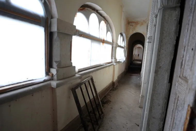 Stari grad Bosiljevo kojeg su izgradili knezovi Frankopani i bili vlasnici do poznate urote 1671. godine, kada je konfisciran i opljačkan. Od tada je jedan od najljep&scaron;ih dvoraca u Hrvatskoj promijenio brojne vlasnike uključujući i i posljednjeg, Sini&scaron;u Križanća koji ga je imao u koncesiji na 99 godina no izgubio jer nije napravio ni&scaron;ta. Dvorac je sada u vlasnistvu Republike Hrvatske i iz godine u godinu propada, kroz desetljeća su u dvorcu razbijeni prozori, ukradene brojne vrijedne umjetnine, namje&scaron;taj, skulpture, čak i kamene ograde. Dvorac je uključen u program Dodiri civilizacije kroz koji općina Bosiljevo koja ga je dobila na uporabu održava.