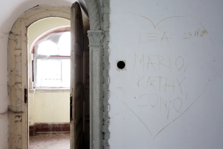 Stari grad Bosiljevo kojeg su izgradili knezovi Frankopani i bili vlasnici do poznate urote 1671. godine, kada je konfisciran i opljačkan. Od tada je jedan od najljep&scaron;ih dvoraca u Hrvatskoj promijenio brojne vlasnike uključujući i i posljednjeg, Sini&scaron;u Križanća koji ga je imao u koncesiji na 99 godina no izgubio jer nije napravio ni&scaron;ta. Dvorac je sada u vlasnistvu Republike Hrvatske i iz godine u godinu propada, kroz desetljeća su u dvorcu razbijeni prozori, ukradene brojne vrijedne umjetnine, namje&scaron;taj, skulpture, čak i kamene ograde. Dvorac je uključen u program Dodiri civilizacije kroz koji općina Bosiljevo koja ga je dobila na uporabu održava.