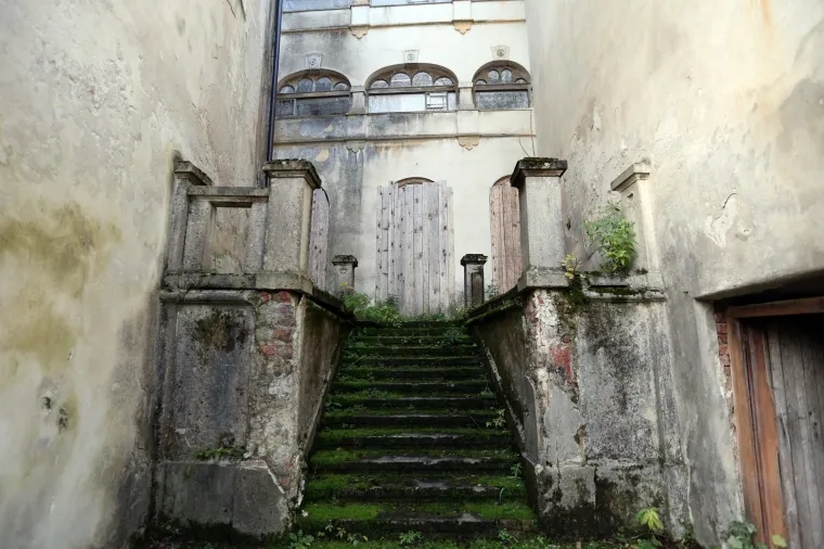 Stari grad Bosiljevo kojeg su izgradili knezovi Frankopani i bili vlasnici do poznate urote 1671. godine, kada je konfisciran i opljačkan. Od tada je jedan od najljep&scaron;ih dvoraca u Hrvatskoj promijenio brojne vlasnike uključujući i i posljednjeg, Sini&scaron;u Križanća koji ga je imao u koncesiji na 99 godina no izgubio jer nije napravio ni&scaron;ta. Dvorac je sada u vlasnistvu Republike Hrvatske i iz godine u godinu propada, kroz desetljeća su u dvorcu razbijeni prozori, ukradene brojne vrijedne umjetnine, namje&scaron;taj, skulpture, čak i kamene ograde. Dvorac je uključen u program Dodiri civilizacije kroz koji općina Bosiljevo koja ga je dobila na uporabu održava.